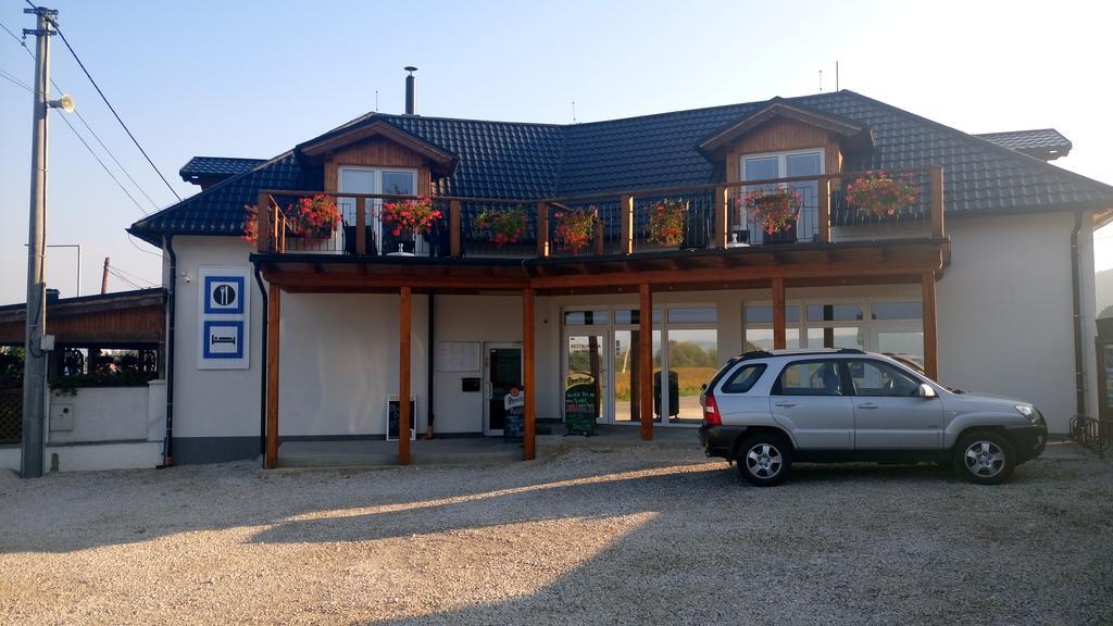 Penzion Conti Trencianska Tepla Bagian luar foto